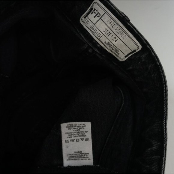 Free People Women's Jeans 24 in waist Black Wash Frayed Hem Girlfriend 24 in - Picture 8 of 8